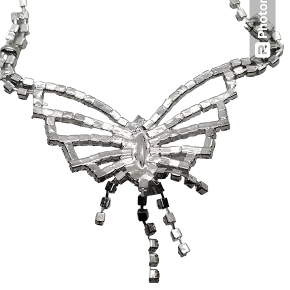 BEAUTIFUL DAINTY SILVERTONE & AUSTRIAN CRYSTAL OPEN DESIGN BUTTERFLY NECKLACE - Picture 6 of 6